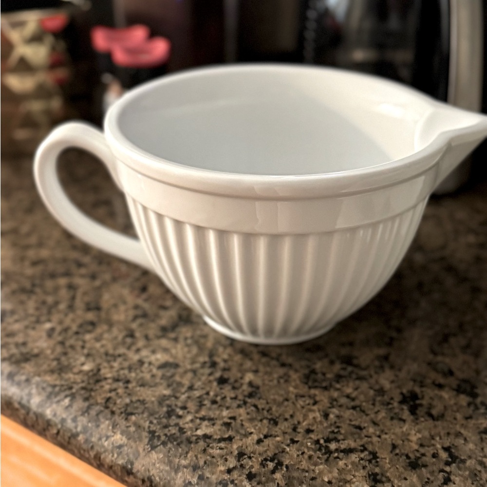✨⚡️💥Crate & Barrel White Batter  Mixing Pouring Bowl W/ Handle Ribbed Grooved